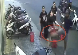 Bị trêu ghẹo giữa đường, cô gái vác ghế nện tới tấp gã giang hồ