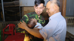 Chiến sỹ biên phòng gặp con trai đầu lòng sau 3 tháng chống dịch COVID-19