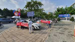 Phụ huynh trường quốc tế oằn lưng 'gánh' đủ thứ phí cho con