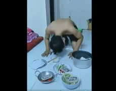 Quỳ lạy vợ trước mâm cơm 'ăn gì cũng được'