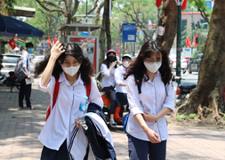 Cô và trò ướt đẫm mồ hôi, kiệt sức vì dạy - học trong mùa hè oi bức 