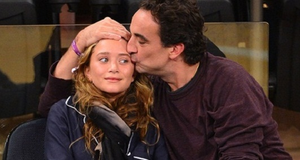 Nữ diễn viên đệ đơn ly hôn em trai cựu tổng thống Pháp lần thứ 3