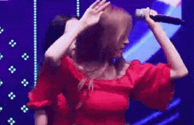 Nữ ca sĩ bị bạn cùng nhóm tấn công trên sân khấu