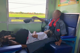 Ảnh gây bão mạng: Ông lão kê chân làm giường cho vợ ngủ trên tàu 