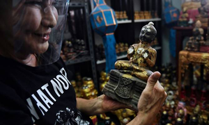 Người Thái Lan mua búp bê để 'trấn yểm' COVID-19