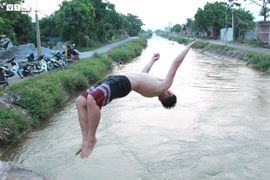 Rùng mình xem nam thanh niên phi thân lộn nhào từ độ cao 5m xuống nước