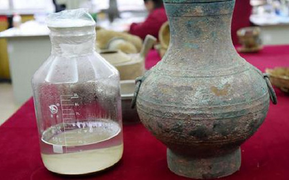 Bí ẩn thứ chất lỏng chứa trong bình cổ 2.000 năm tuổi