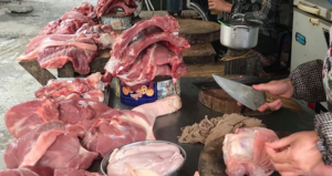 Giá cao chót vót, thịt lợn khan hàng: Tiểu thương muốn mua phải đặt từ hôm trước