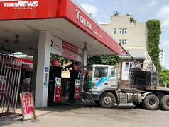 Cây xăng ở Hà Nội: Nhập hàng chỉ đủ bán buổi sáng, chiều treo biển hết xăng