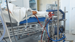 Phi công người Anh nhiễm loại vi khuẩn khó điều trị, phải lọc máu trở lại