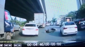 Người đàn ông tự ngã xe rồi lăn lộn, ăn vạ bị camera hành trình ghi lại