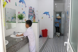 Nhà vệ sinh trong trường học phát loa tự động hướng dẫn chống dịch COVID-19