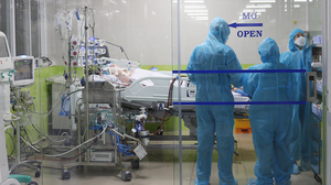 Phi công người Anh mắc COVID-19 đã tỉnh lại, cử động được các ngón tay