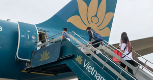 Chuyến bay Vietnam Airlines chậm trễ vì khách nữ làm loạn trên máy bay