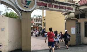 Học sinh bị phê bình vì đi học sớm: Nhà trường nhận trách nhiệm