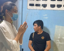 Hoa hậu Lương Thuỳ Linh đến viếng bé trai tử vong vì cây phượng bật gốc