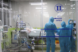 Bác sĩ chia sẻ phút căng thẳng giành sự sống cho phi công người Anh mắc COVID-19