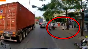 Clip: Nữ tài xế lái xe lấn làn, tông trúng cụ ông