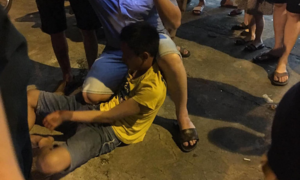 Quay lén cô gái trong nhà vệ sinh, nam thanh niên bị đánh hội đồng