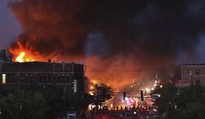 Người da màu bị ghì chết ở Mỹ: Người biểu tình đốt đồn cảnh sát Minneapolis