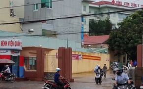 Ngăn nhóm thanh niên trêu ghẹo thiếu nữ, trung tá công an bị chém phải nhập viện