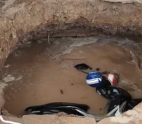 Hố tử thần nuốt chửng 2 xe máy của giáo viên ở Đắk Lắk