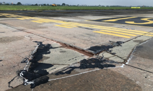 Bộ GTVT tiếp tục cảnh báo tình trạng xuống cấp của đường băng sân bay Nội Bài