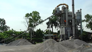 Bất chấp lệnh cấm, trạm trộn bê tông ở Hà Nội vẫn 'nhả khói' ô nhiễm