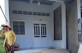 Chủ nợ cầm bô phân hôi thối đổ lên đầu con nợ