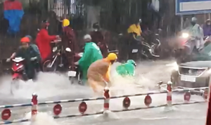 Video: Mưa lớn khắp TP.HCM, nước chảy xiết, cuốn trôi nhiều xe máy