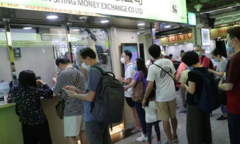 Người Hong Kong đổ xô tích trữ USD