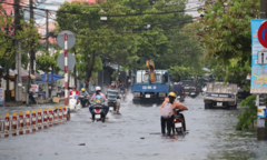 Sau mưa lớn, nhiều tuyến đường ngập sâu, người Cần Thơ bì bõm dắt xe