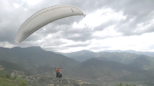 Phi công trình diễn chào mừng Festival dù lượn 'Bay trên mùa nước đổ'