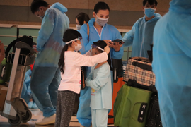 Ảnh: 344 công dân Việt Nam từ Singapore về sân bay Cần Thơ