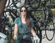 Megan Fox nhợt nhạt sau khi ly hôn