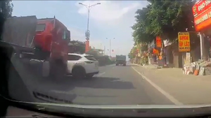 Cố vượt container, ô tô bị tông xoay 180 độ