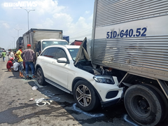 11 xe tông nhau liên hoàn trên Quốc lộ 1 ở TP.HCM