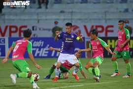 Hậu vệ bao vây, lăn xả vẫn không cản được Hùng Dũng, Quang Hải, Thành Lương