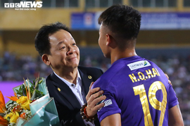 Bầu Hiển cười rạng rỡ vinh danh 4 Quả Bóng Vàng, ôm Quang Hải dặn dò