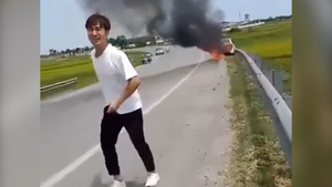 Tài xế bật khóc, nhờ người lấy giấy tờ trong ô tô đang bốc cháy