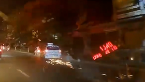 Xe taxi đâm hàng loạt xe máy trên đường