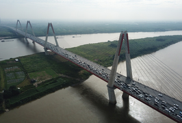 Cầu Nhật Tân ùn tắc kéo dài sau vụ tai nạn sáng đầu tuần