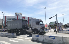 Bé trai 6 tuổi thiệt mạng, mẹ nguy kịch sau va chạm với xe container