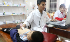Bệnh viện Trung ương Huế khám sàng lọc bệnh tim mạch miễn phí cho trẻ em Nghệ An