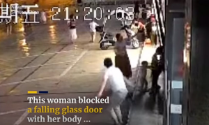 Người phụ nữ lấy thân mình che đỡ, cứu mạng em bé khiến dân mạng cảm phục