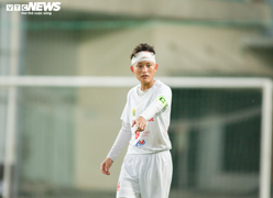 Cầu thủ U19 nữ quấn băng trắng, miệt mài thi đấu dưới mưa 