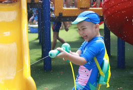 Học sinh cười tít mắt, thoả thích đùa nghịch tại lễ hội té nước 