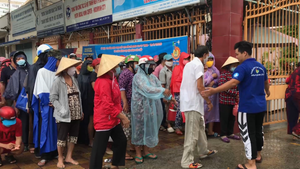 Đội mưa nhận quà từ 'ATM thực phẩm'