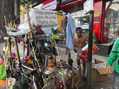 Xót xa bé trai hơn 1 tuổi trần truồng trên phố Hà Nội ngày nắng nóng