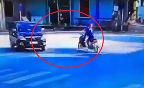 Khoảnh khắc 2 xe máy va chạm ô tô, người đàn ông bị cuốn vào gầm xe